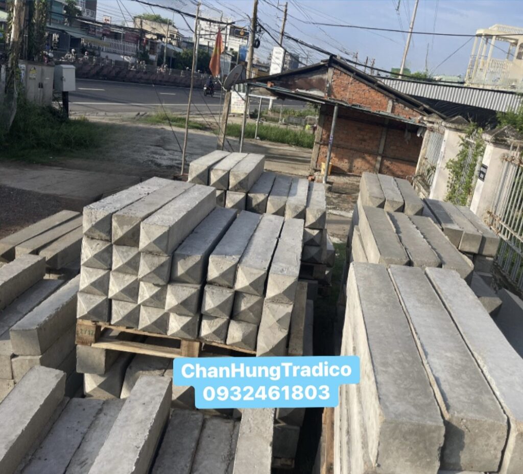 Hình ảnh: Cọc tiêu cảnh báo bê tông kích thước15x15x110cm