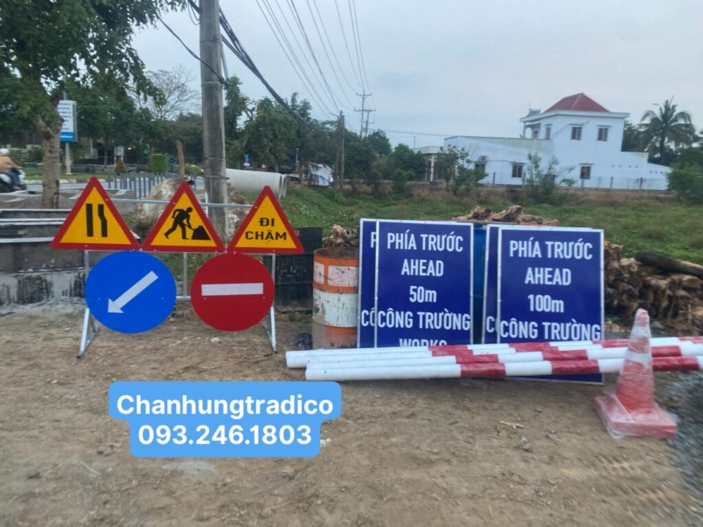 Biển Báo Phía Trước Có Công Trường Thi Công