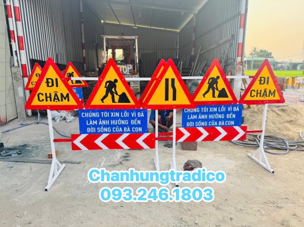 Lắp Đặt Biển Báo Công Trường Đang Thi Công