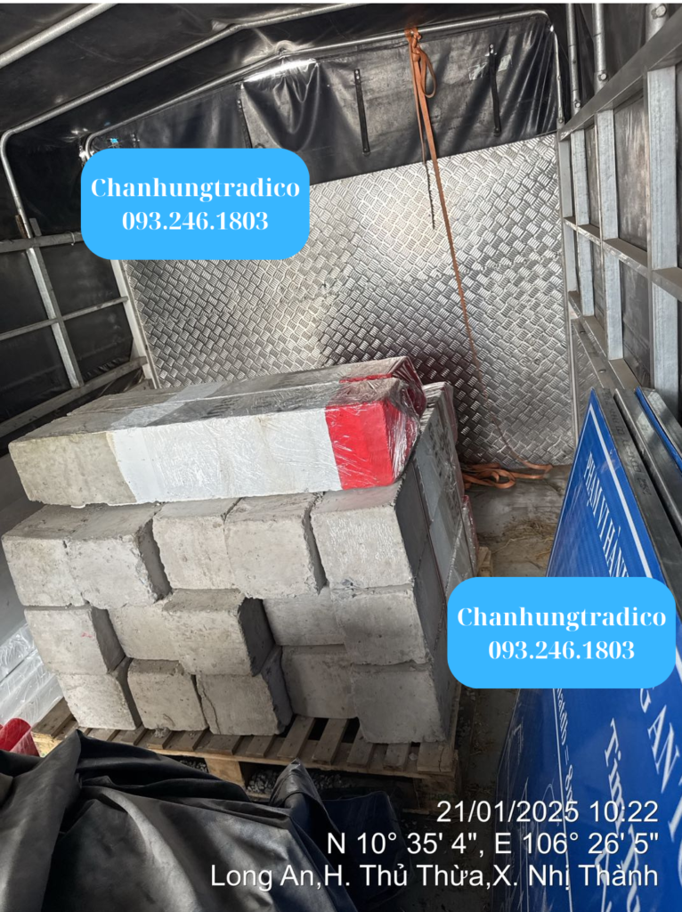 Hình ảnh: Sản xuất và vận chuyển cọc tiêu bê tông cốt thép giá rẻ theo đơn hàng đến Đồng Nai