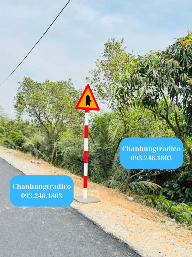 Hình ảnh: Thi công lắp đặt biển báo an toàn giao thông và cọc tiêu