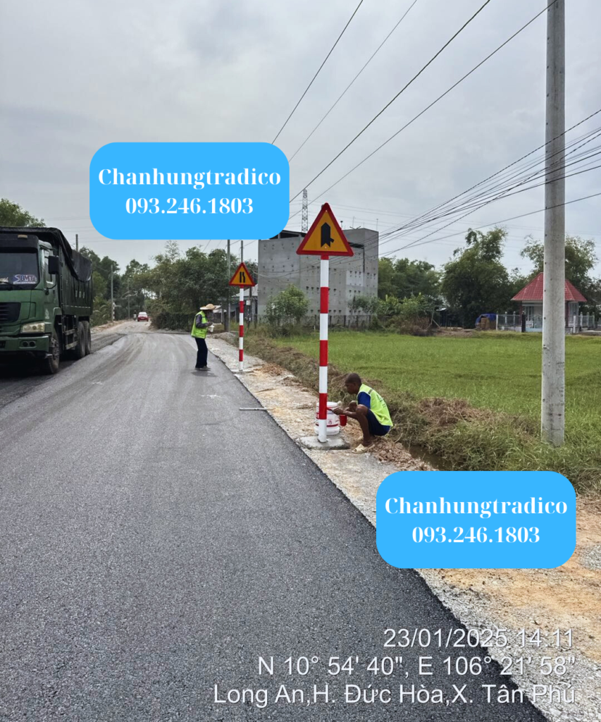 Hình ảnh: Thi công lắp đặt biển báo phản quang, cọc km và cọc tiêu