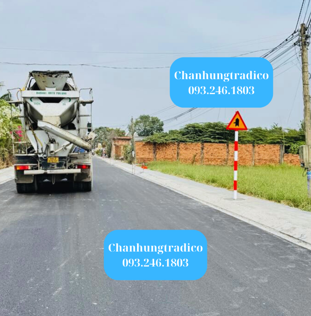 Hình ảnh: Thi công lắp đặt biển báo phản quang và cọc tiêu