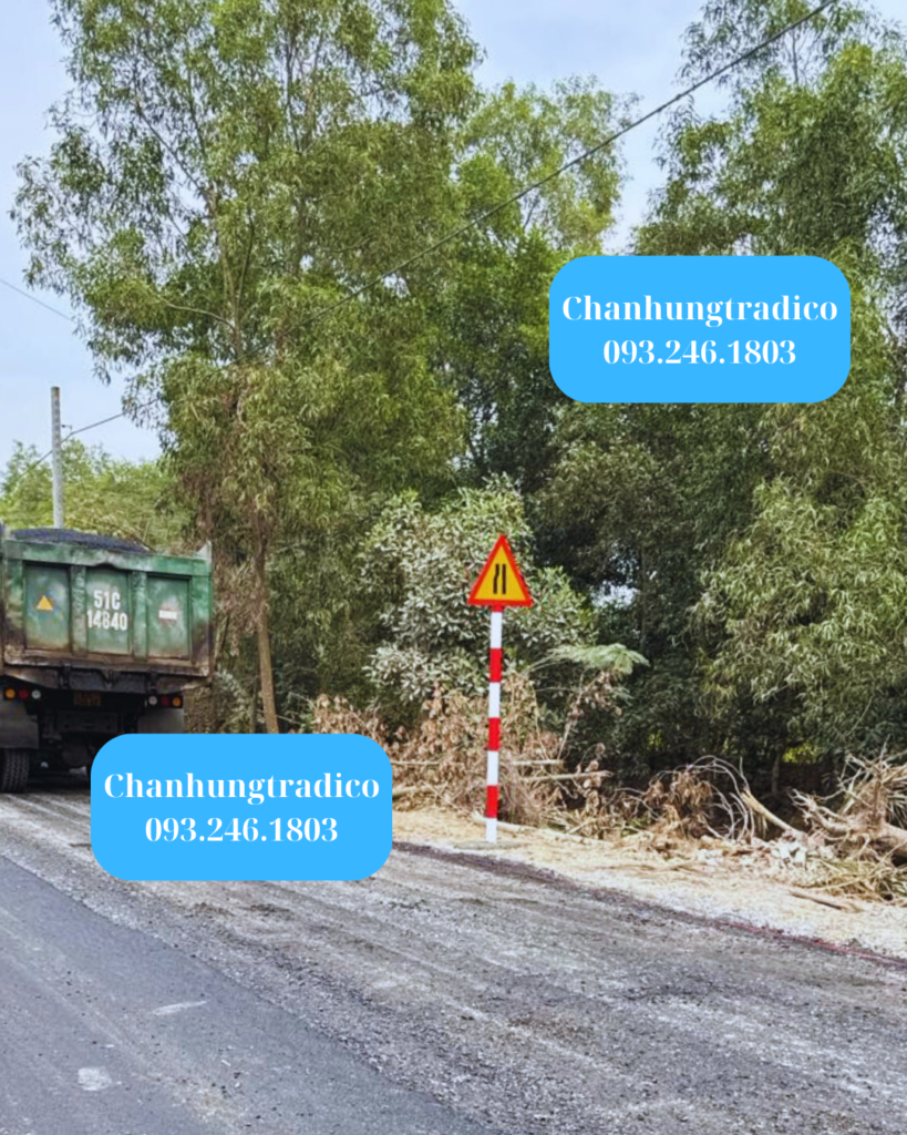 Hình ảnh: Thi công lắp đặt biển báo phản quang và cọc tiêu
