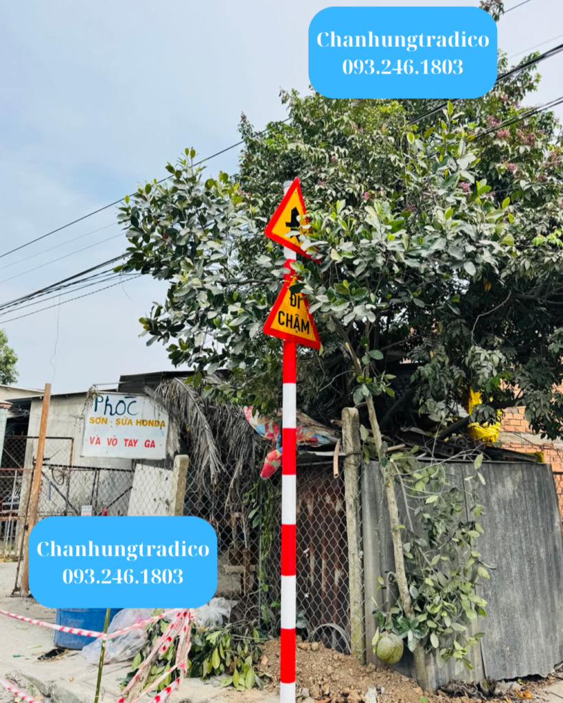 Hình ảnh: Thi công lắp đặt biển báo phản quang và cọc tiêu