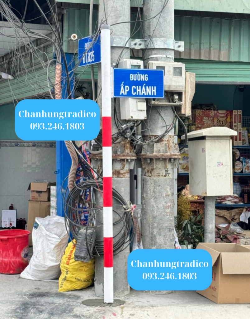 Hình ảnh: Thi công lắp đặt biển báo phản quang và cọc tiêu