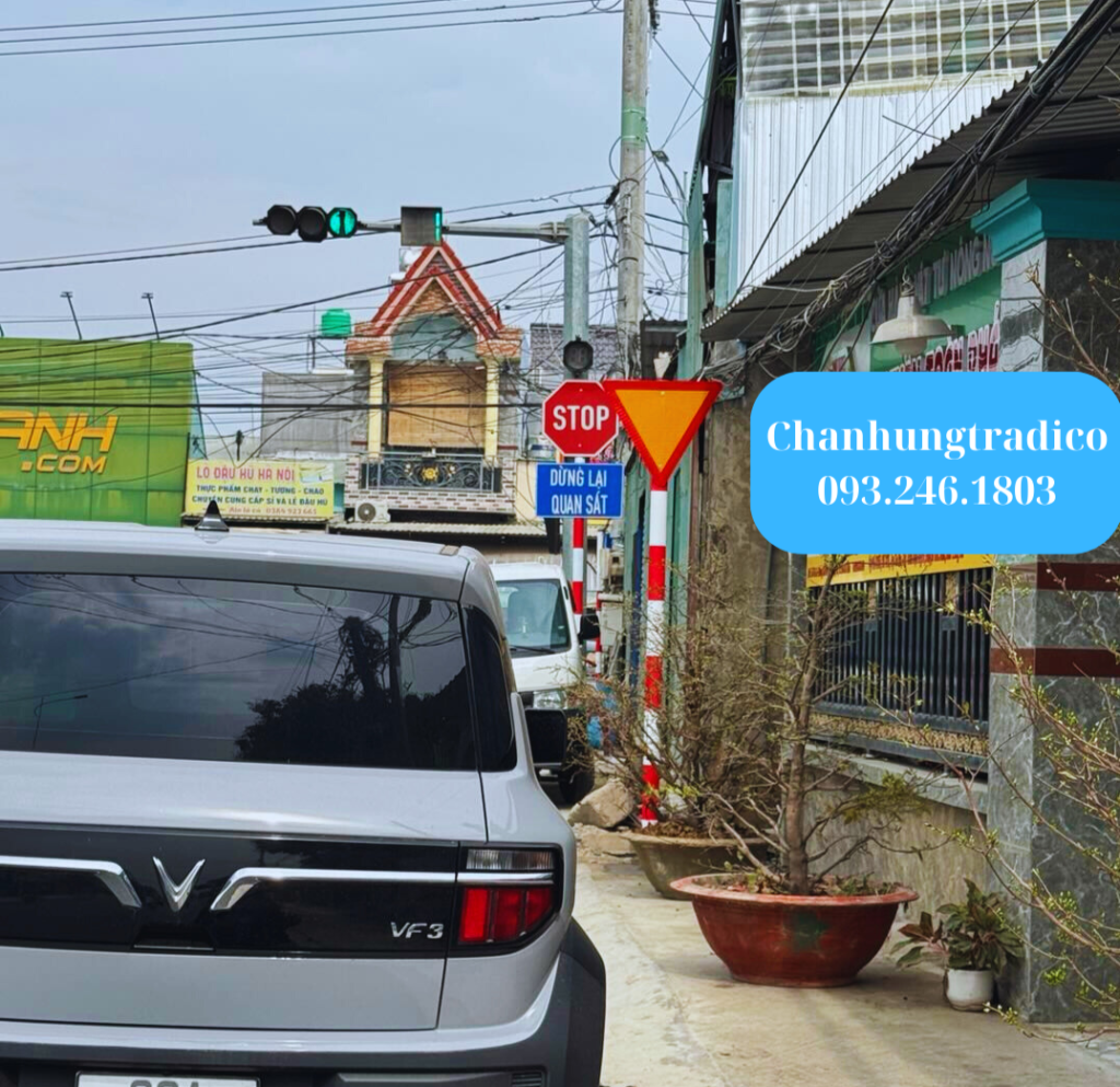 Hình ảnh: Thi công lắp đặt biển báo an toàn giao thông và cọc tiêu
