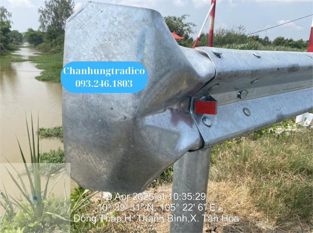 Hộ lan tôn lượn sóng sau khi hoàn thành lắp đặt tại công trình Đồng Tháp