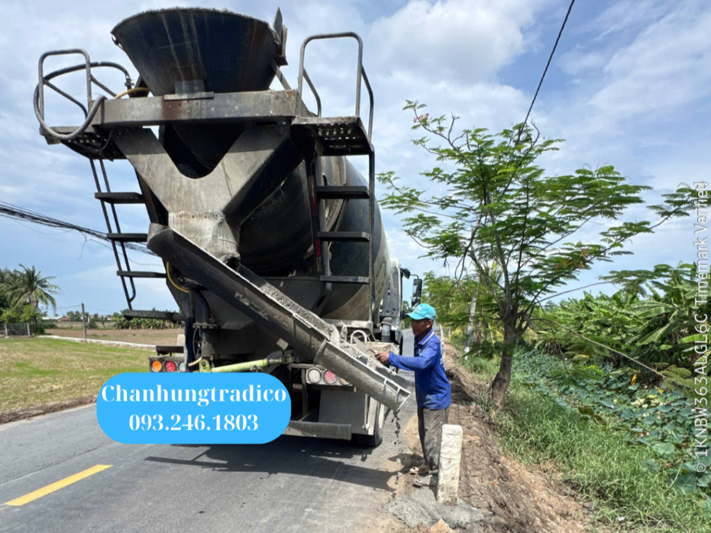 Thi công trồng cọc tiêu bê tông và sơn trắng đỏ - Mai Chấn Hưng - 093.246.1803 Thi công trồng cọc tiêu bê tông và sơn trắng đỏ - Mai Chấn Hưng - 093.246.1803