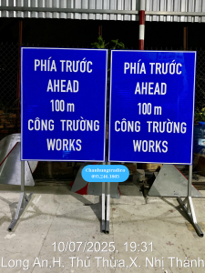 Thi công trồng biển báo - trụ biển báo tại các tuyến đường có lưu lượng giao thông cao cần đảm bảo an toàn giao thông
