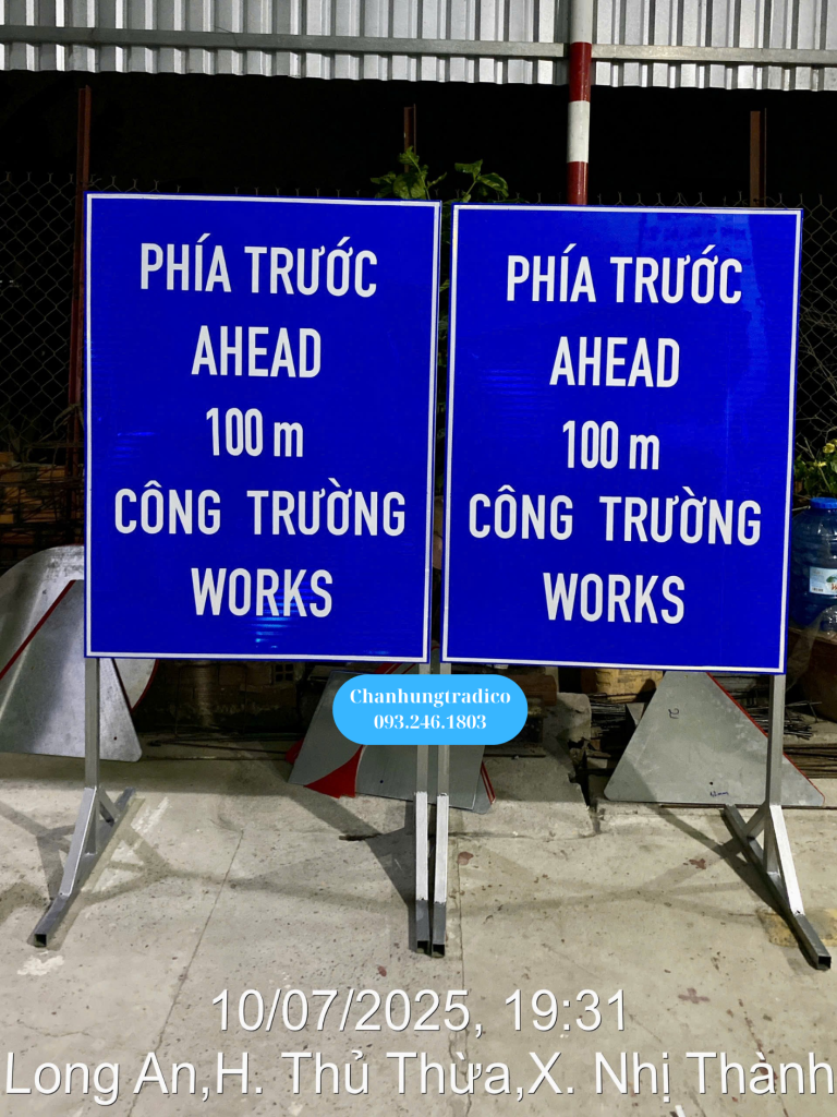 Thi công trồng biển báo - trụ biển báo tại các tuyến đường có lưu lượng giao thông cao cần đảm bảo an toàn giao thông