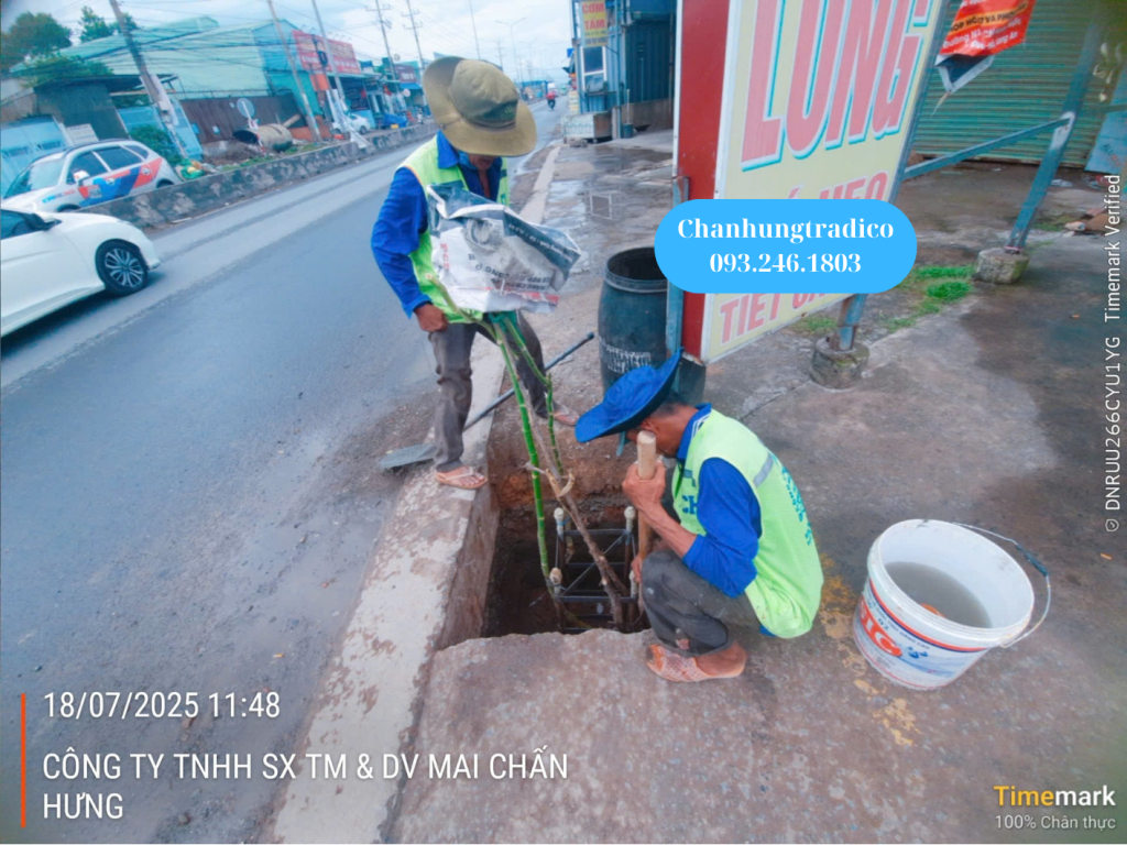 Thi công trồng biển báo - trụ biển báo tại các tuyến đường có lưu lượng giao thông cao cần đảm bảo an toàn giao thông