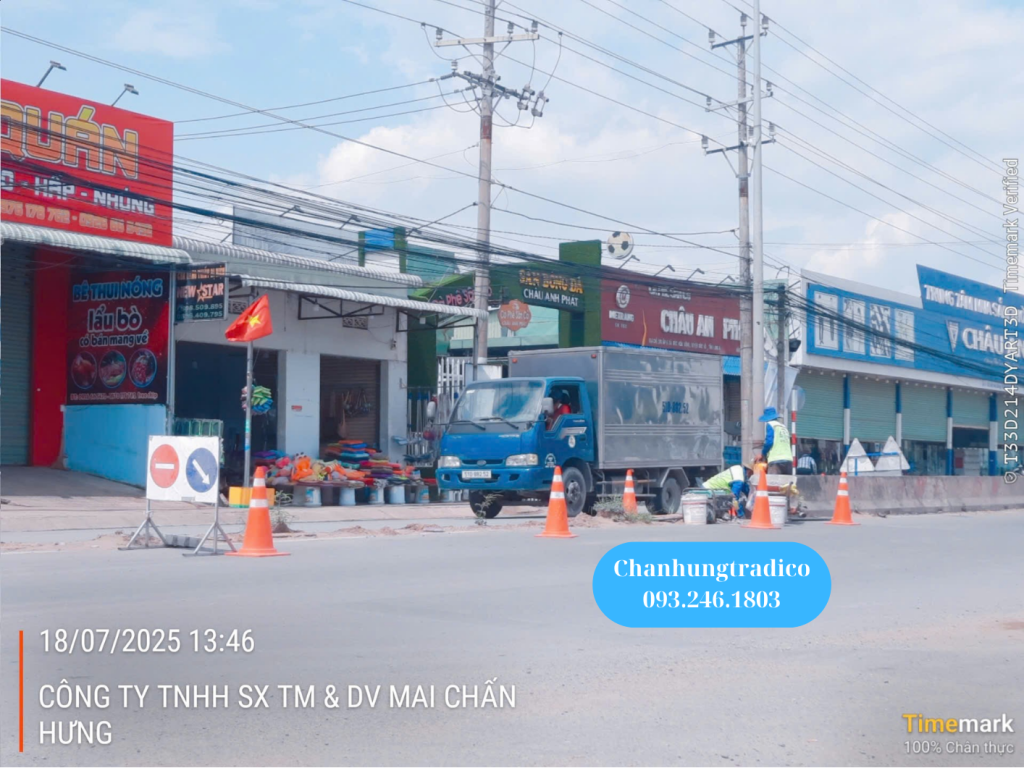 Thi công trồng biển báo - trụ biển báo tại các tuyến đường có lưu lượng giao thông cao cần đảm bảo an toàn giao thông