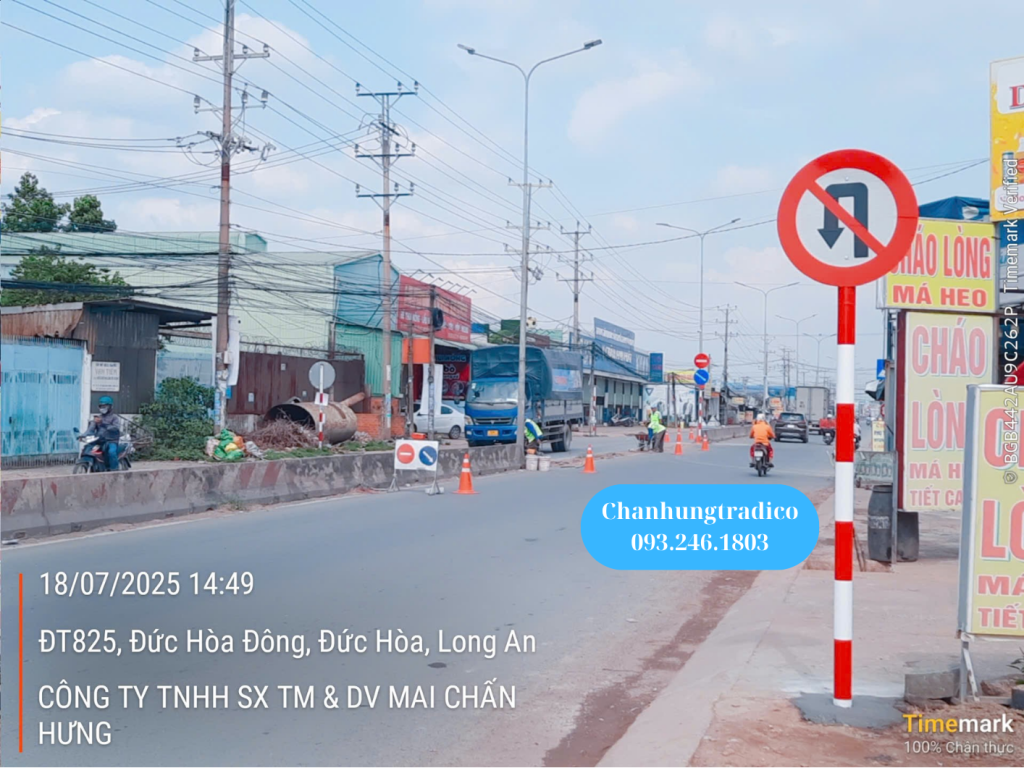 Thi công trồng biển báo - trụ biển báo tại các tuyến đường có lưu lượng giao thông cao cần đảm bảo an toàn giao thông