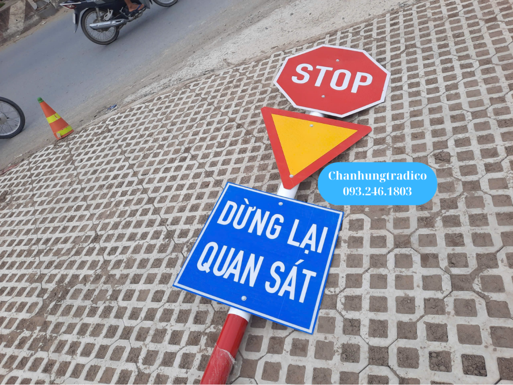 Thi công trồng biển báo - trụ biển báo tại các tuyến đường có lưu lượng giao thông cao cần đảm bảo an toàn giao thông