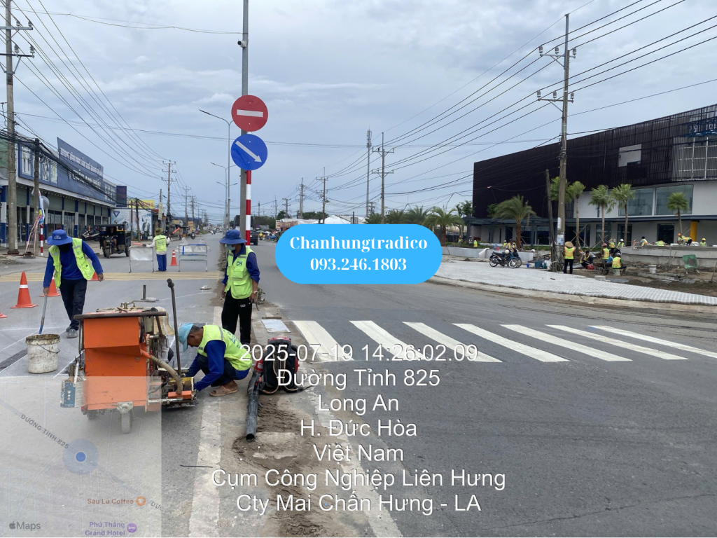 Thi công trồng biển báo - trụ biển báo tại các tuyến đường có lưu lượng giao thông cao cần đảm bảo an toàn giao thông