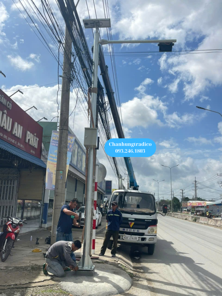 Thi công trồng biển báo - trụ biển báo tại các tuyến đường có lưu lượng giao thông cao cần đảm bảo an toàn giao thông