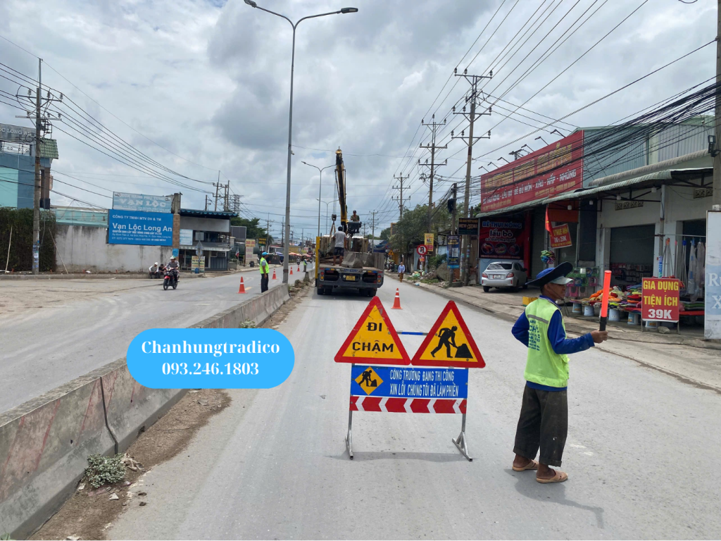 Thi công trồng biển báo - trụ biển báo tại các tuyến đường có lưu lượng giao thông cao cần đảm bảo an toàn giao thông