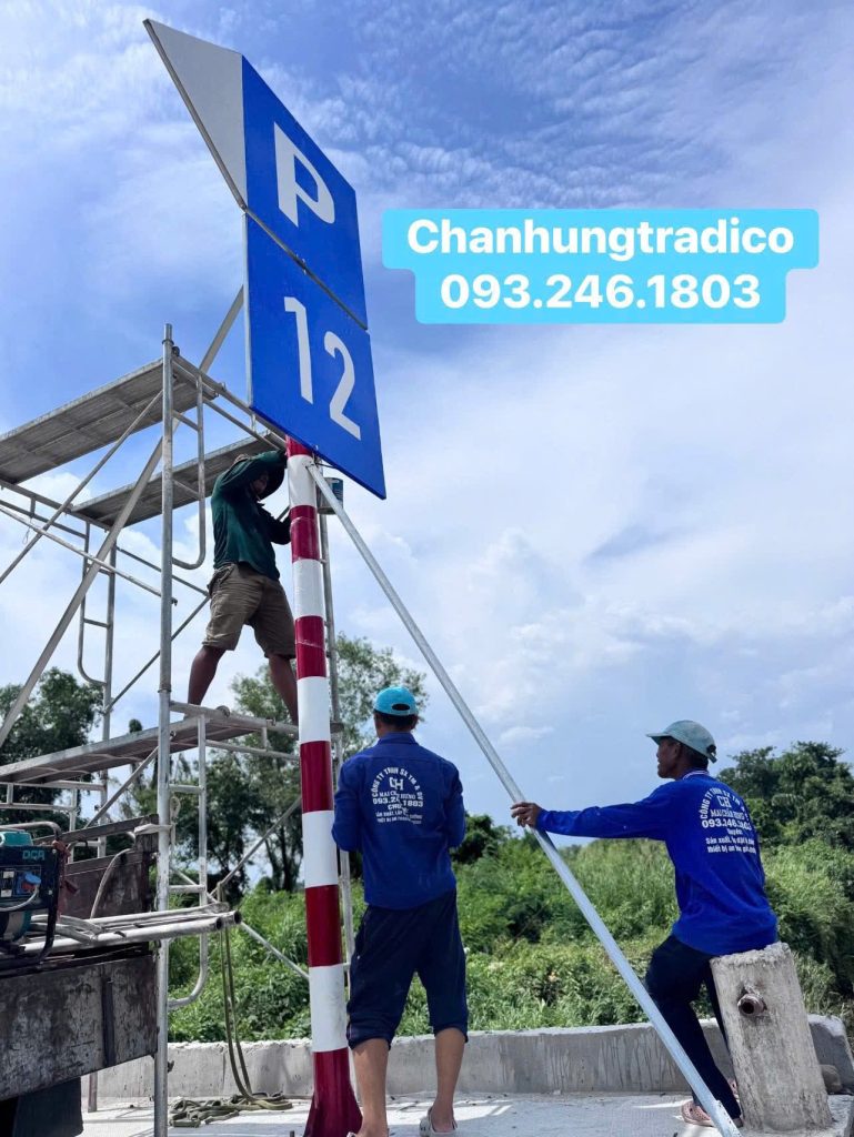 Lắp Đặt Trụ Biển Báo Đường Thủy Tại Cảng Tân Uyên, Bình Dương 