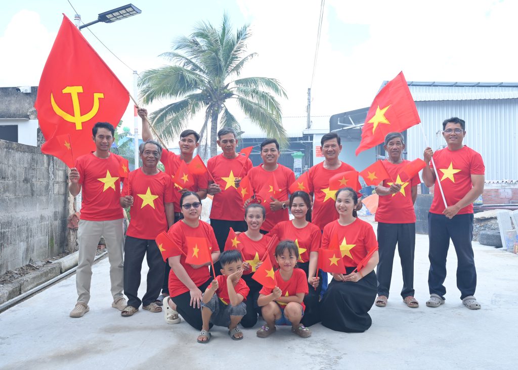 Tập thể cán bộ nhân viên công ty TNHH SX TM & DV Mai Chấn Hưng tự hào chào mừng Lễ Quốc Khánh 2/9