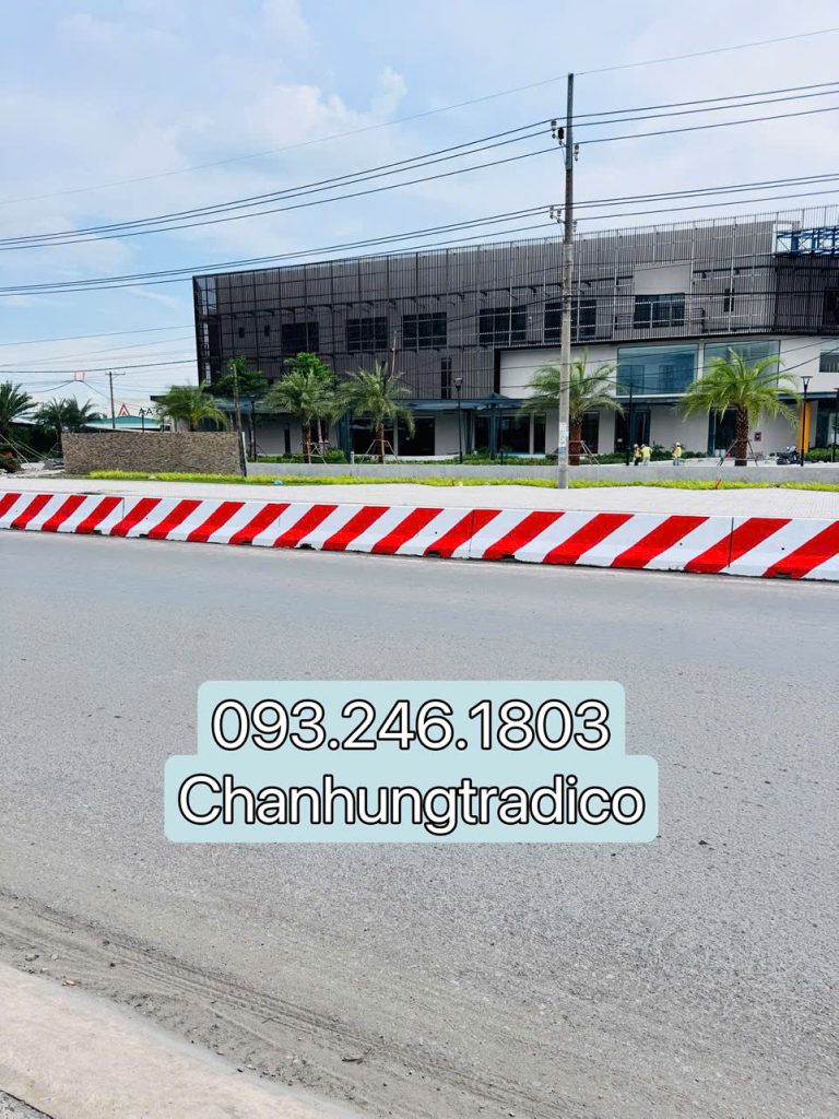 dải phân cách được sơn trắng đỏ