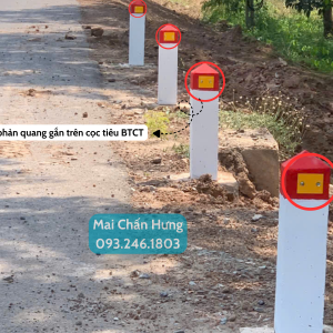 Tiêu phản quang gắn trên cọc tiêu BTCT
