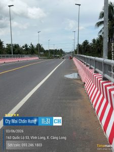 Thi công sơn lan can cầu tại cầu Mộc Hóa