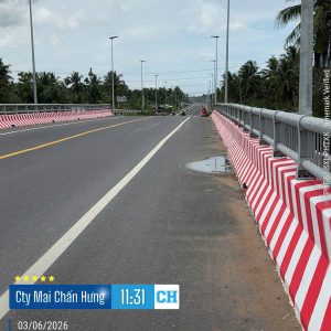 Thi công sơn lan can cầu tại cầu Mộc Hóa