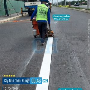 Vạch 2.2 vạch đơn, nét liền, màu trắng