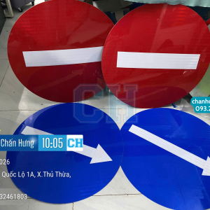 Biển báo Cấm đi ngược chiều P.102 và Hướng phải đi vòng chướng ngại vật R.302a