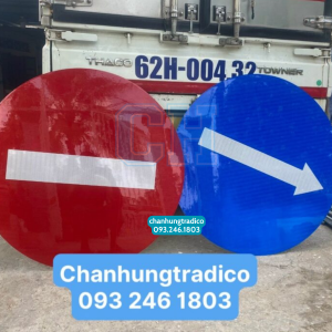 Biển báo Cấm đi ngược chiều P.102 và Hướng phải đi vòng chướng ngại vật R.302a