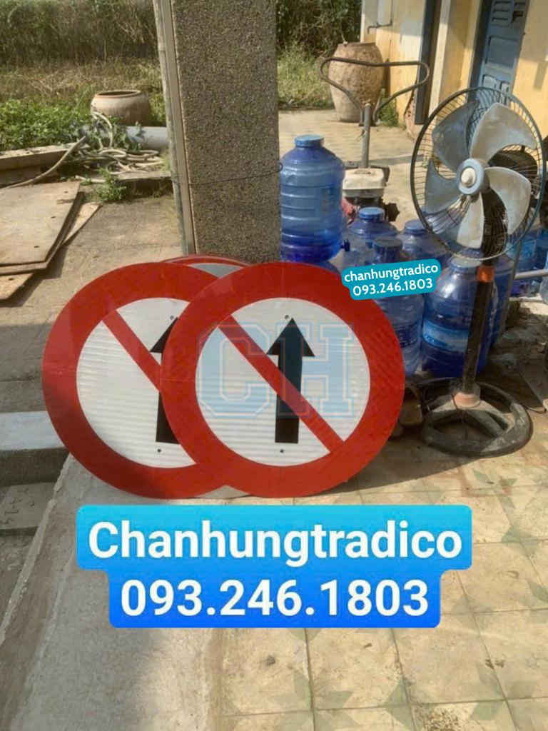 Biển báo Cấm đi thẳng P.136