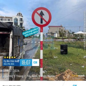 Thi công biển báo Cấm đi thẳng P.136