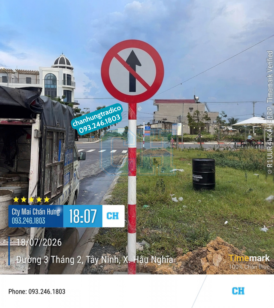 Thi công biển báo Cấm đi thẳng P.136