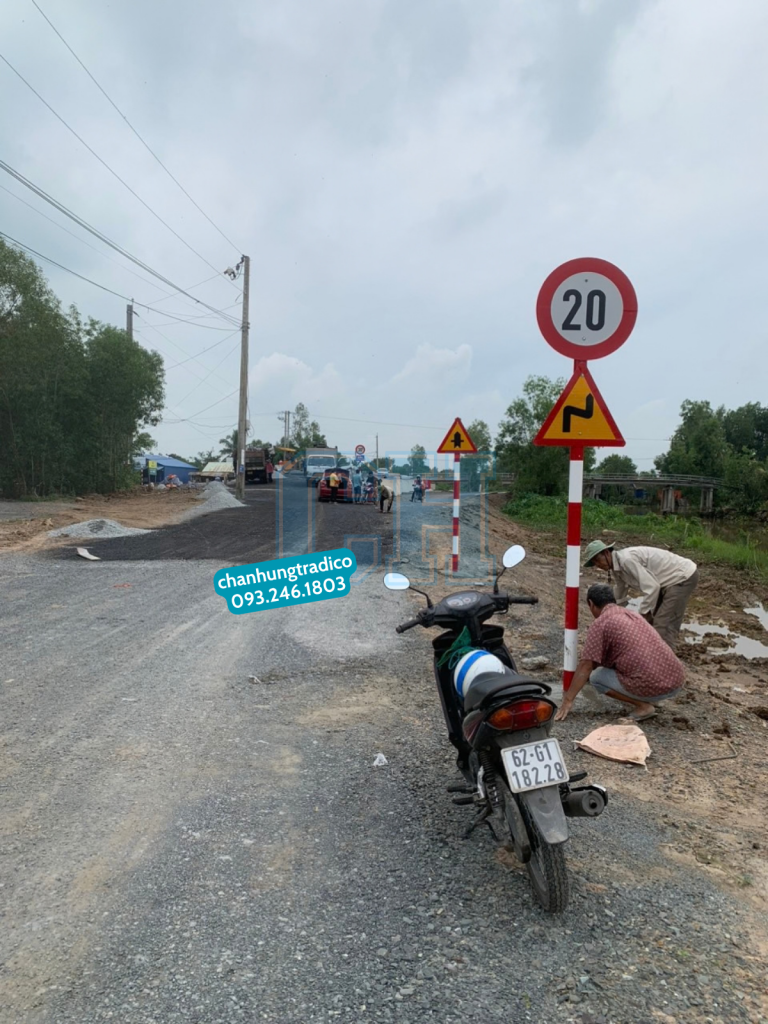Biển báo nhiều chỗ ngoặt nguy hiểm liên tiếp W.202b