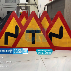 Biển báo nhiều chỗ ngoặc nguy hiểm liên tiếp P.202a,b
